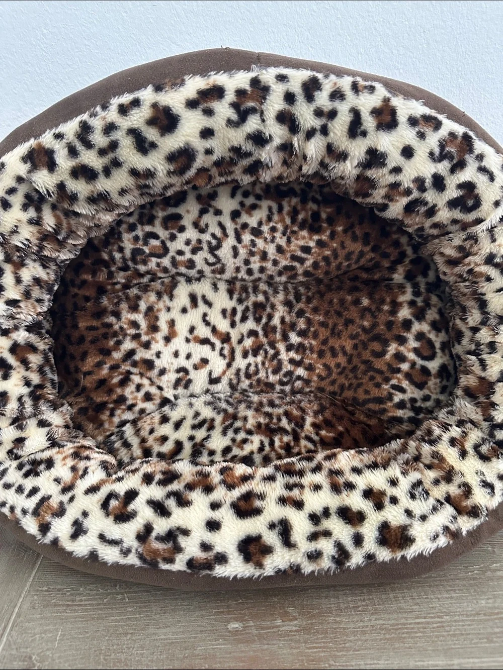 Cozy Leopard Print Pet Bed with Pink Fleece Blanket